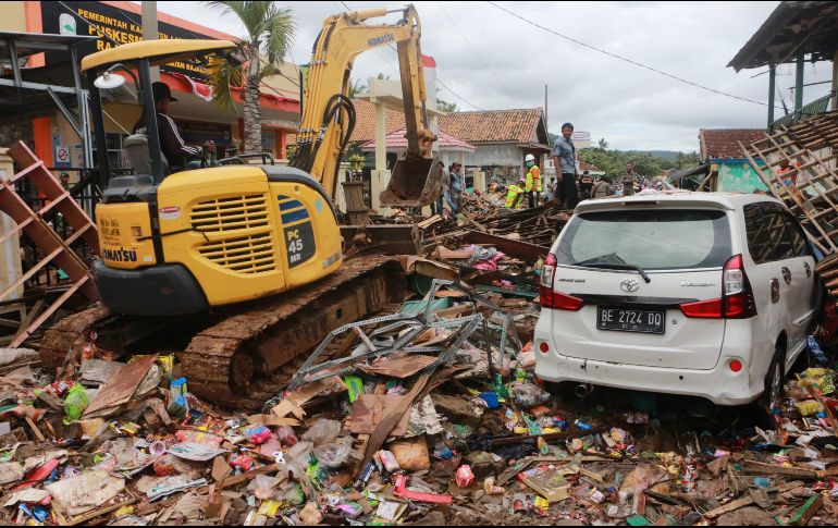La magnitud con la que golpeó el tsunami, provocó edificaciones destruidas y serios daños en la infraestructura vial, entre otros. AFP / F. Awed