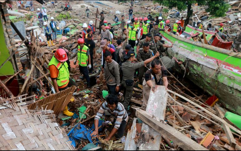 Los trabajadores de rescate todavía intentaban acceder a otras áreas afectadas. AFP / F. Awed
