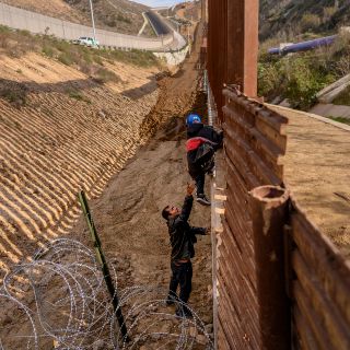 Trump afirma que aceptaría un "muro" o "barrera" fronteriza
