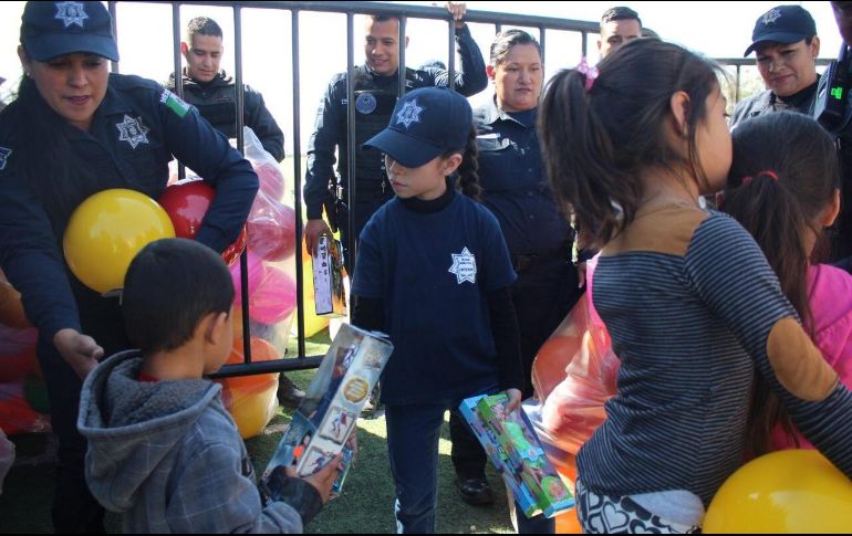 Policías de Zapopan regalan juguetes a niños en colonia Villas de Guadalupe