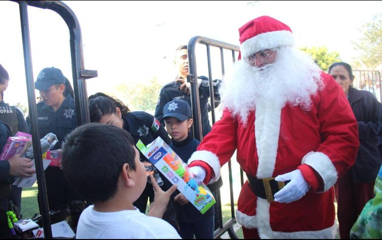 Policías de Zapopan regalan juguetes a niños en colonia Villas de Guadalupe