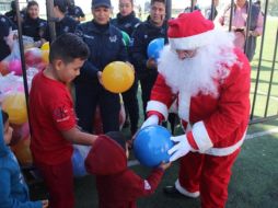 Policías de Zapopan regalan juguetes a niños en colonia Villas de Guadalupe