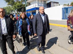 El coordinador del grupo parlamentario del PRI, René Juárez ingresa junto a los demás legisladores a las instalaciones de San Lázaro. NTX / J. Pazos