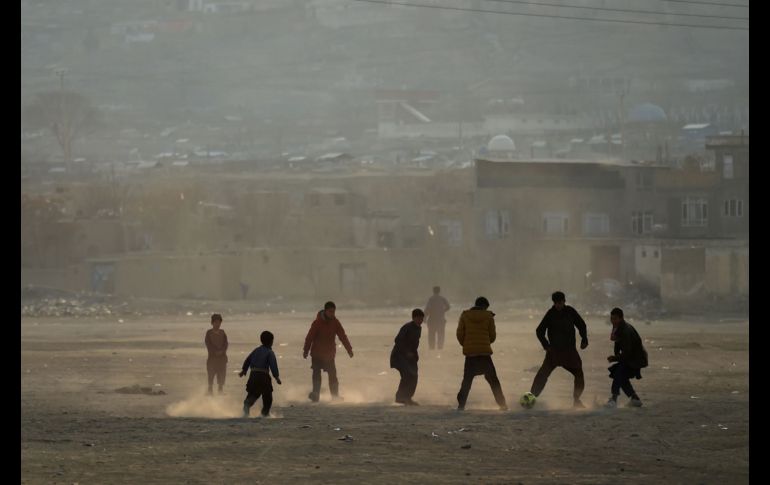 Jóvenes juegan futbol en el lago Shuhada en Kabul, Afganistán. AFP/W. Kohsar