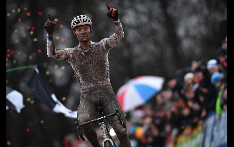 Mathieu Van Der Poel celebra tras ganar la carrera elite de la Copa Mundial de ciclocrós en Namur, Holanda. AFP/Belga/D. Stockman