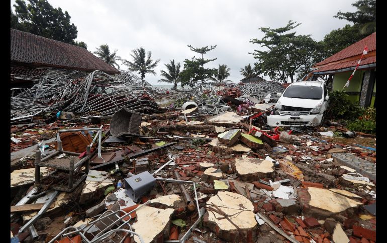 Cientos de edificios resultaron dañados por la ola, que golpeó playas del sur de la isla de Sumatra y del extremo occidental de Java alrededor de las 21:30 locales del sábado.