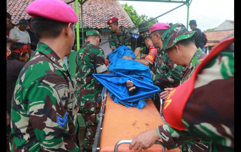 Rescatistas retiran un cuerpo en Lampung Meridional. Más de 220 personas han muerto y cientos han resultado heridas.