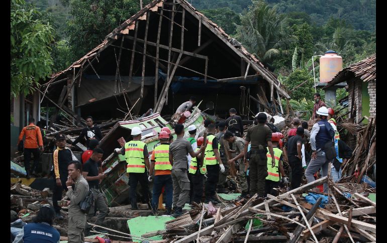 Rescatistas buscan sobrevivientes del tsunami en la costa Lampung Meridional, en Indonesia.
