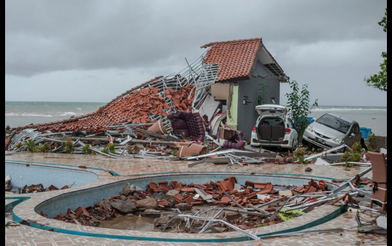 Un tsunami provocó devastación en playas turísticas y zonas costeras en torno al estrecho de la Sonda. Daños en la población de Carita.