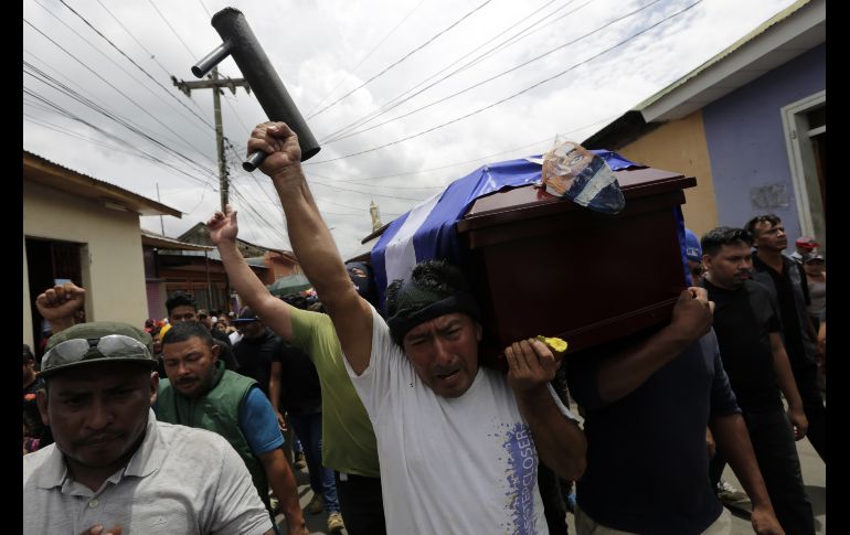 Un amigo de Jorge Carrión, quien murió durante las protestas contra el gobierno del presidente nicaragüense  Jorge Carrion, carga un mortero de fabicación casera durante su funeral en Masaya, el 7 de junio. AFP/I. Ocon