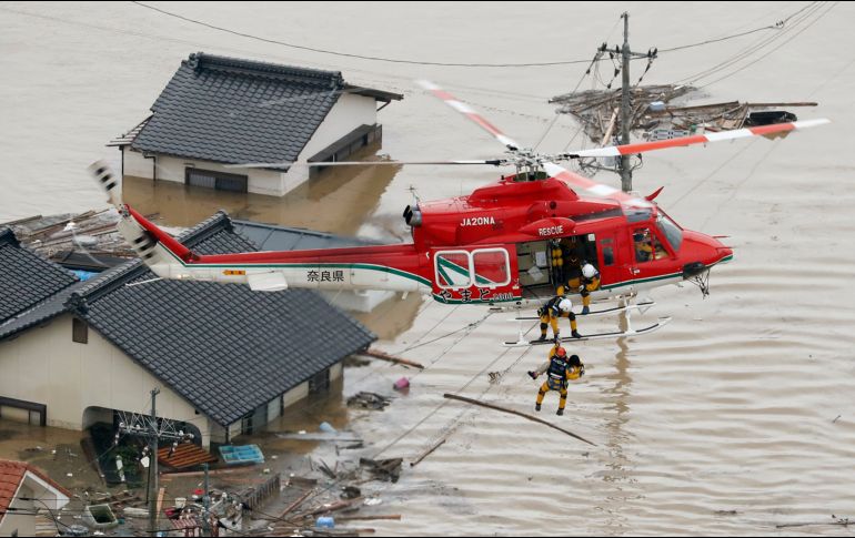 Un habitante es rescatado el 7 de julio de un área inundada en  Kurashiki, Japón, tras fuertes lluvias. AP/Kyodo News/S. Miyaho