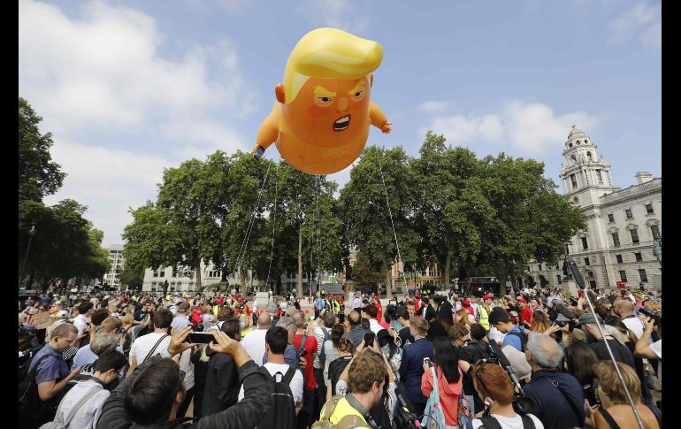 Activistas inflan un globo gigante de un bebé con el rostro del presidente estadounidense Donald Trump, durante una manifestación en Londres el 13 de julio, en protesta contra la visita del mandatario al Reino Unido. AFP/T. Akmen