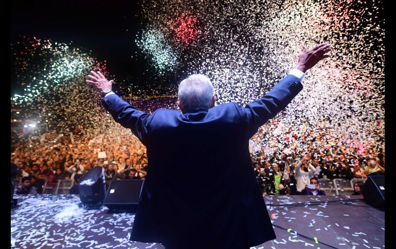 Andres Manuel López Obrador celebra en el Zócalo de Ciudad de México el 1 de julio, luego de ganar las elecciones presidenciales. AFP/P. Pardo