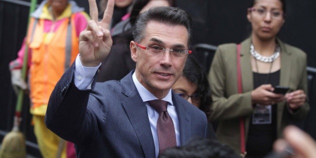 Sergio Mayer "corrige" su "vaquita amarilla" luego de cr&iacute;ticas