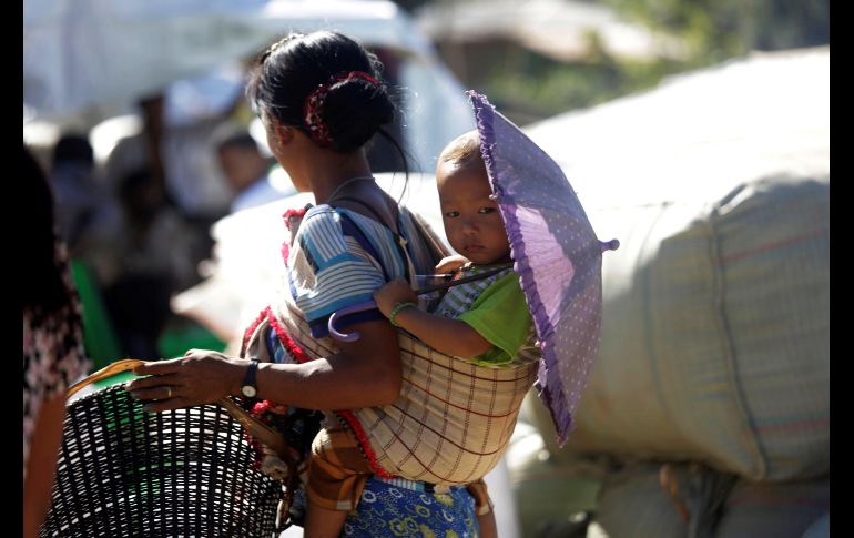 Una mujer desplazada y su hijo que habían huido de un área de conflicto, se ven en un campamento temporal en el municipio de Ponnagyun, Birmania. Alrededor de mil residentes huyeron de los refugios de sus aldeas a seis campamentos temporales mientras los combates se libraban entre los militares y el grupo insurgente del Ejército Arakan. EFE/N. Win