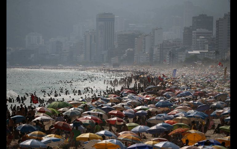 La playa de Ipanema en Río de Janeiro, durante un caluroso día de verano. EFE/M. Sayão