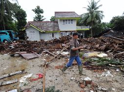 El tsunami que desbarató casas, hoteles y otras construcciones al golpear sorpresivamente en la oscuridad en una región de Indonesia. AFP / S. Tumbelaka