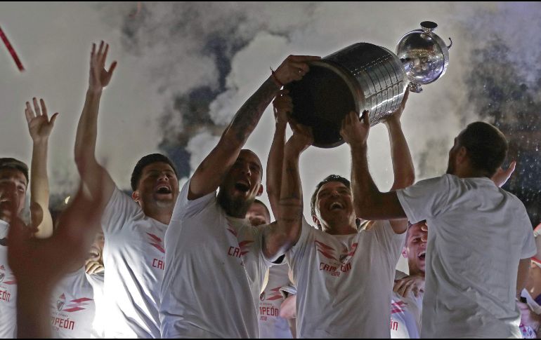 Jugadores del River levantan la Copa Libertadores 2018. Al honor de ser el mejor club de Sudamérica se suma la alegría de haber pasado sobre el Boca Juniors, su histórico rival. AFP/A. Pagni