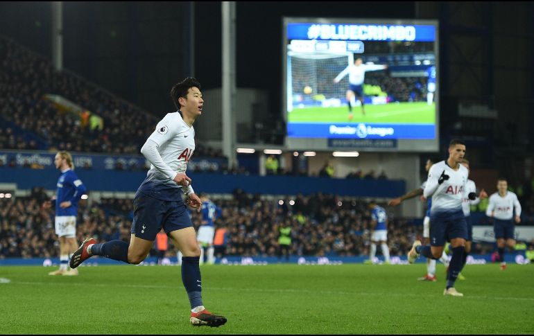 Son Heung-min marcó un gol en cada tiempo para los Spurs. AFP/O. Scarff