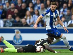 Héctor Herrera sigue el balón una vez que su rival —Eliseu Nadjack— ha caído en la disputa. AFP/M. Riopa