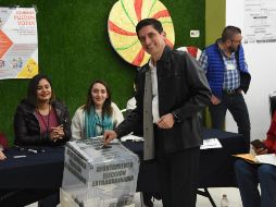 El candidato del PRI, Adrián de la Garza Santos, emite su voto. La elección estuvo marcada por la gran abstención de los votantes, ya que sólo la tercera parte del padrón acudió a las casillas. NOTIMEX