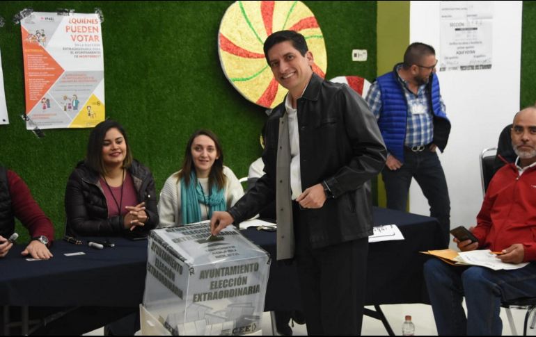 El candidato del PRI, Adrián de la Garza Santos, emite su voto. La elección estuvo marcada por la gran abstención de los votantes, ya que sólo la tercera parte del padrón acudió a las casillas. NOTIMEX