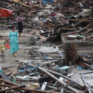 Asciende a 373 cifra de fallecidos por tsunami en Indonesia