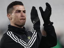 El jugador de la Juve estuvo hablando con los niños, les entregó unos regalos y se tomó fotos con ellos y sus familias. AFP / ARCHIVO