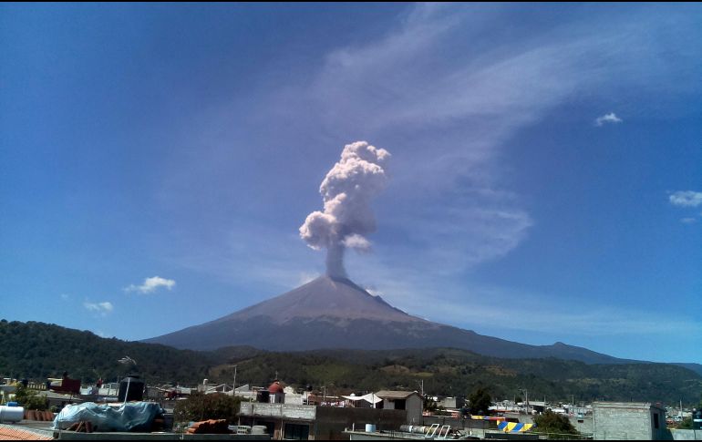 La emisión continua de gases volcánicos se dispersan principalmente hacia el este noreste. AP / ARCHIVO