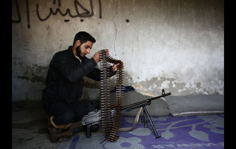 Un combatiente sirio respaldado por Turquía carga su rifle en Krata, Siria. AFP/N. Al-Khatib