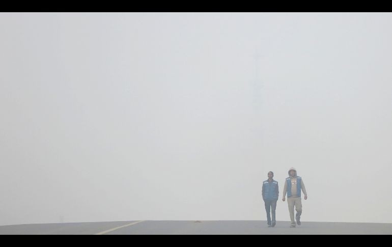 Una densa niebla envuelve un camino en Nueva Delhi, India. AP