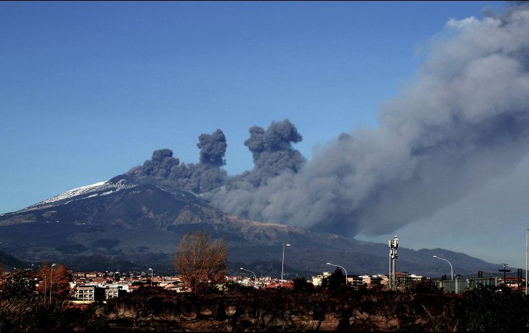 Una columna de humo se eleva en Catania, Italia, tras la erupción del Etna, uno de los volcanes más activos del mundo. AFP/G. Isolino