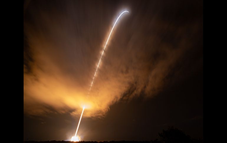 El cohete Delta IV Heavy sale el 12 de agosto de Cabo Cañaveral, Florida, con la sonda solar Parker, la primera astronave que busca transitar por la Corona del Sol. AFP/NASA/N. Ingalls