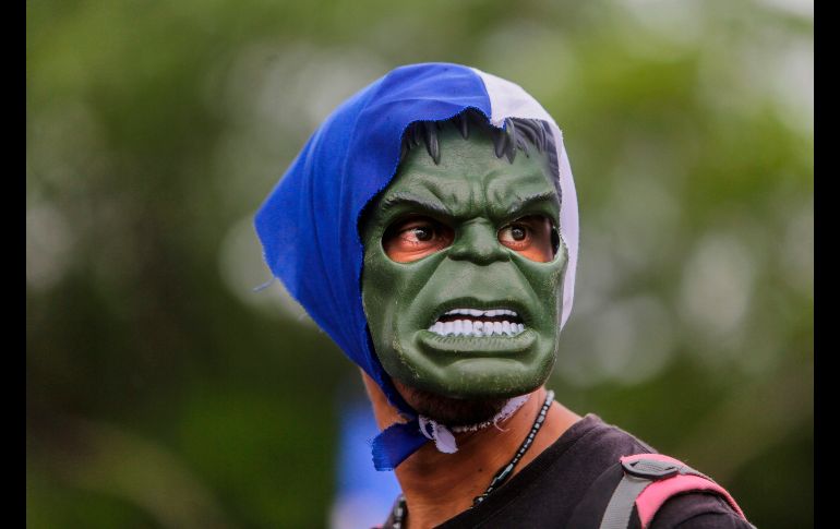 Un joven con una máscara participa en una manifestación de estudiantes en Managua, Nicaragua, el 2 de agosto. AFP/I. Ocon