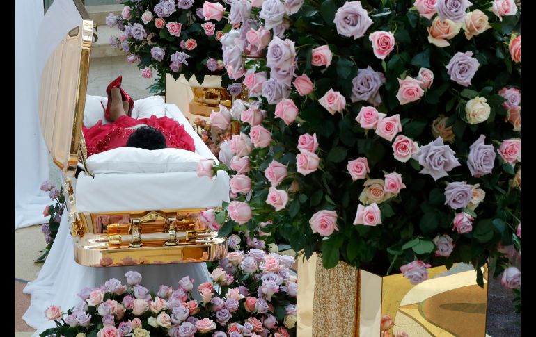 El ataúd con los restos de Aretha Franklin se ven en el Museo de Historia Afroamericana en Detroit, Michigan, el 28 de agosto. La cantante falleció el 16 de agosto a los 76 años. AFP/P. Sancya