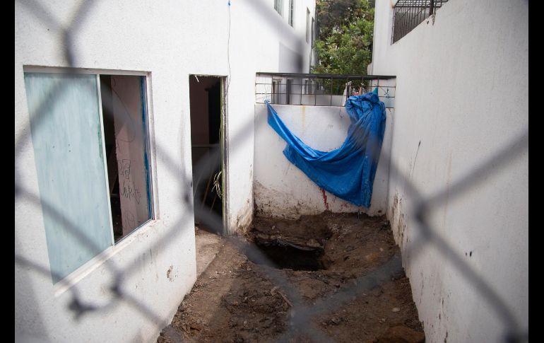 Aspecto de una fosa clandestina en una casa de la colonia Villa Fontana Aqua, en Tlajomulco de Zúñiga, el 8 de agosto. En la fosa fueron hallados los restos de siete cuerpos, además de los de tres personas ejecutadas en el interior de la vivienda. EFE/F. Guasco
