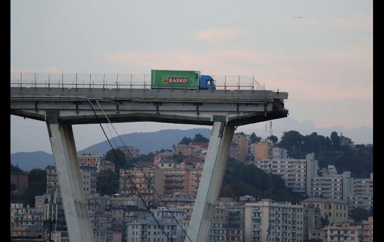 Un camión queda en la orilla de un puente que colapsó en Génova, Italia, el 14 de agosto. Al menos 41 personas fallecieron como consecuencia. AFP/V. Hache