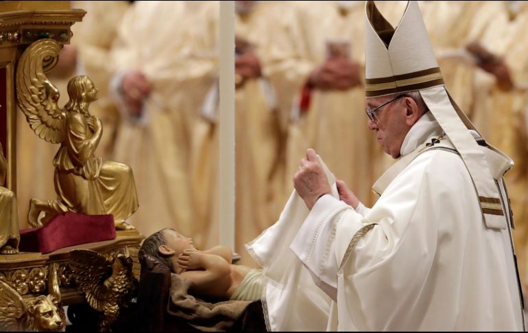La celebración en la Basílica de San Pedro inició con la develación de una figura del Niño Jesús. AP/A. Tarantino