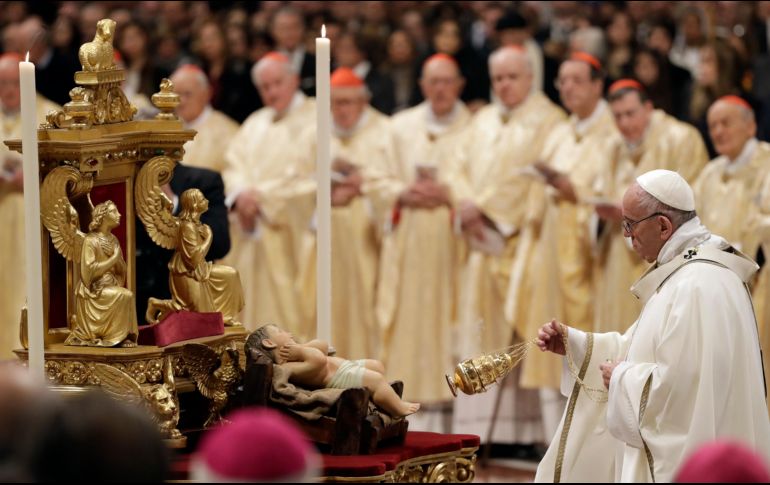 La celebración en la Basílica de San Pedro inició con la develación de una figura del Niño Jesús. AP/A. Tarantino