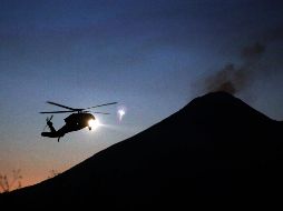Las condiciones de escasa luz en la zona del accidente obligan a que las labores de investigación reinicien hasta el domingo. AFP