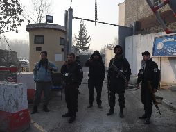 Un insurgente suicida se inmoló con un coche bomba a la entrada del edificio para abrir paso a dos hombres armados que penetraron en el recinto. AFP/W. Kohsar