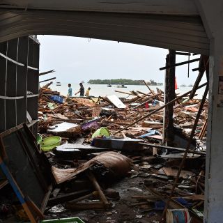 Ajustan en 429 el número de muertos por el tsunami en Indonesia