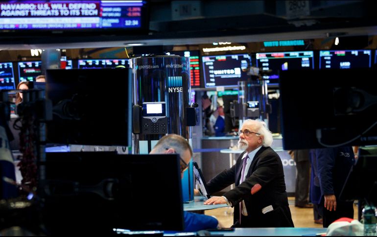 El índice industrial Dow Jones, terminó ayer lunes con fuerte retroceso de 653.17 puntos (-2.91 por ciento) al quedar en 21 mil 792.20, tras operar media sesión por ser víspera de Navidad. EFE / ARCHIVO