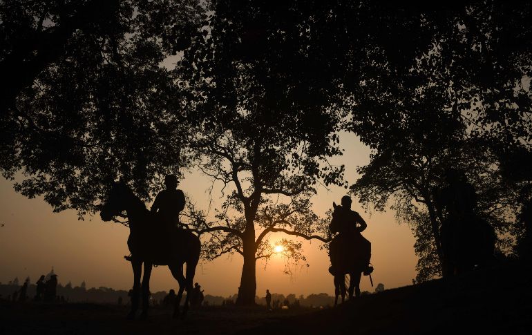 Policías patrullan a caballo en Calcuta, India. AFP/D. Sarkar