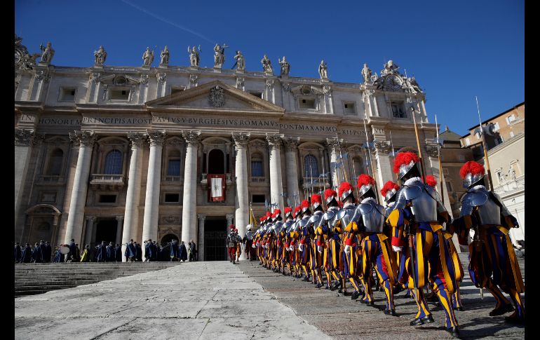 Guardias suizos marchan frente a la basílica de San Pedro, en el Vaticano. AP/A. Tarantino