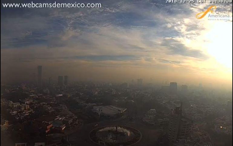 La capa de contaminación se aprecia desde esta toma desde la zona de la Glorieta Minerva. ESPECIAL/www.webcamsdemexico.com