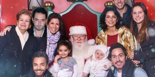 Sorprende foto navide&ntilde;a de familia Derbez con "photoshop"