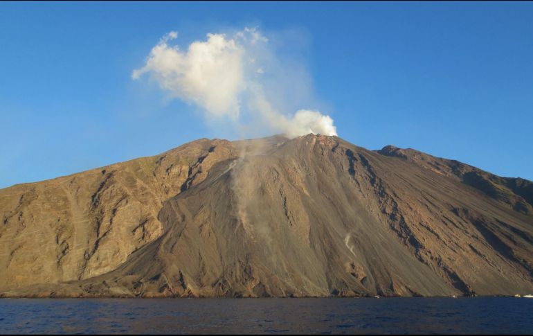 El Stromboli emitió humo y material eruptivo, y según el vulcanólogo Salvatore Caffo, su reactivación confirma que tiene una relación directa con el Etna. TWITTER / @DPCgov