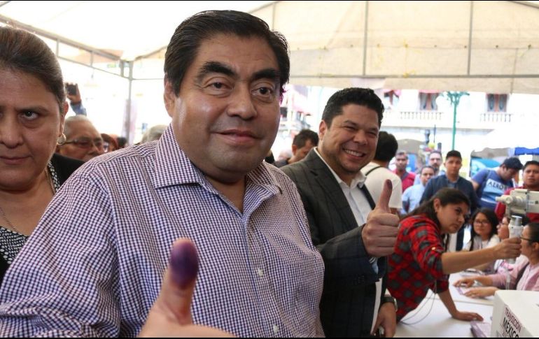 El ex abanderado de Morena rechazó emitir opinión alguna sobre si tiene o no intención de aparecer en la boleta electoral cuando se convoquen a nuevas elecciones en Puebla. TWITTER / @MBarbosaMX