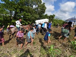 Amigos, vecinos y familiares de Jakelin oraron por ella en una ceremonia evangélica. AFP/J. Ordonez